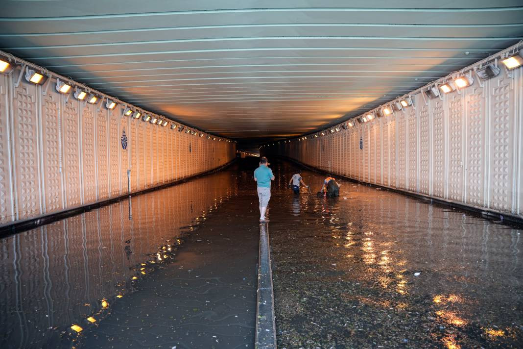 İstanbul'da sağanak hayatı felç etti! Araçlar sular altında kaldı - Resim: 28